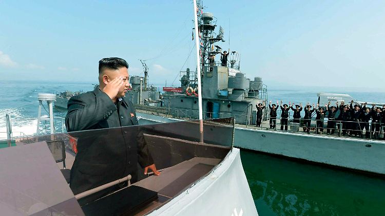 Nordkoreas Herrscher Kim Jong Un vor  Matrosen.