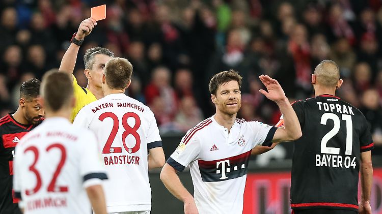 Und tschüss: Knut Kircher zeigt Xabi Alonso die Rote Karte.