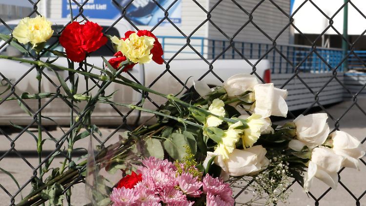 Am Zaun der Bobbahn erinnern Blumen an den tödlichen Unfall.