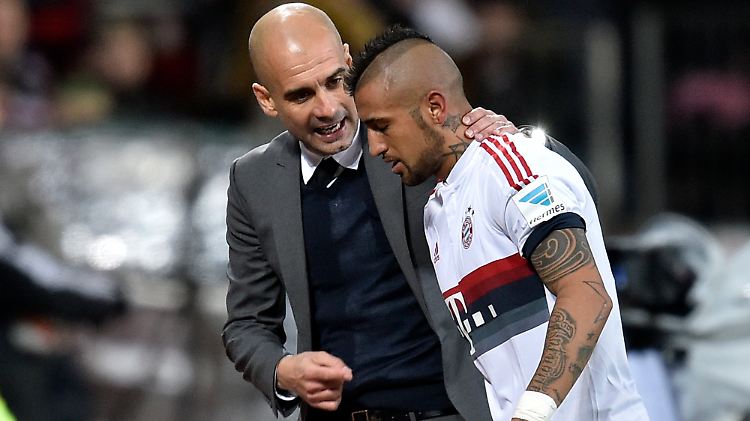 Alkohol im Trainingslager? Nein, Besprechung in Leverkusen: Josep Guardiola und Arturo Vidal.