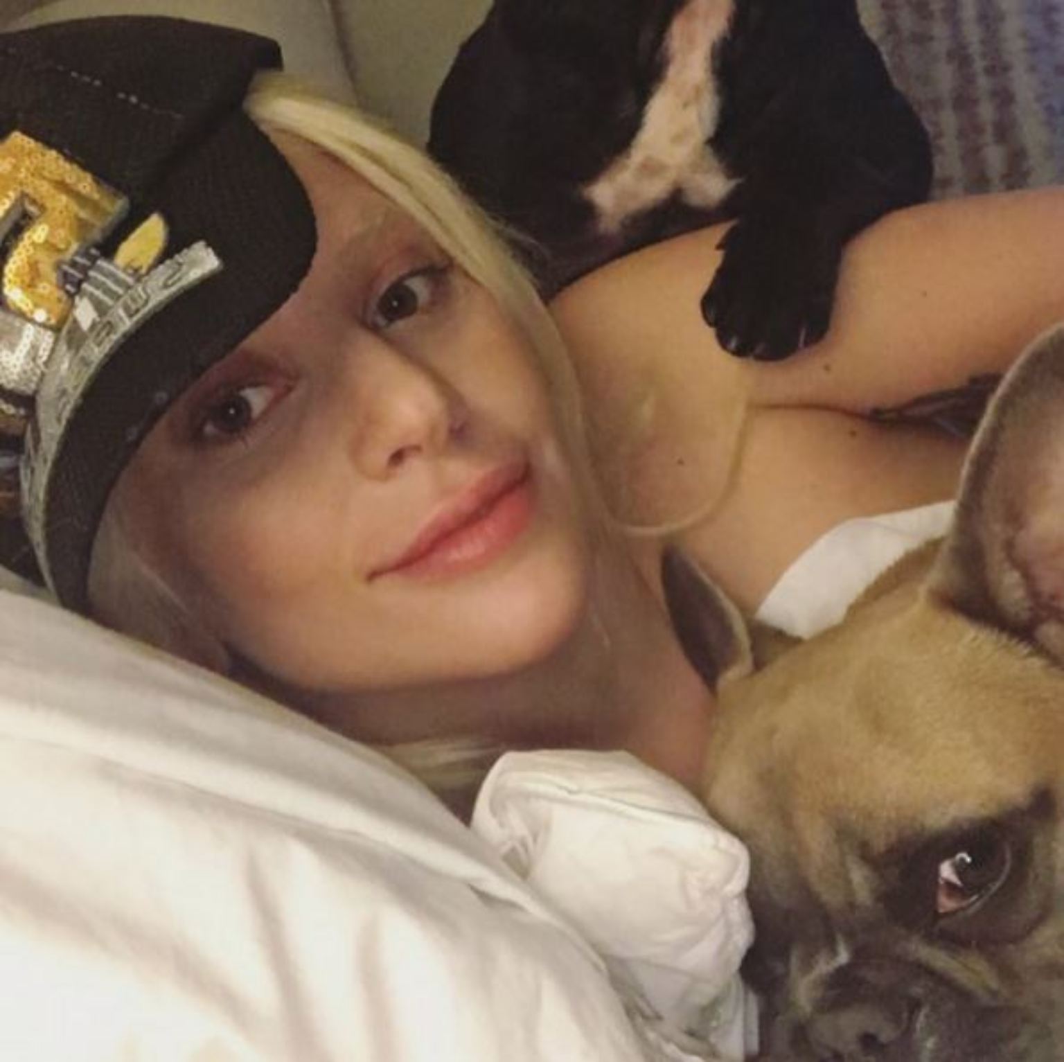 "Mariniert eure Hot Dogs und Chicken Wings", fordert Lady Gaga ihre Fans auf. Noch sieht alles nach einem ganz gemütlichen Sonntagmittag für die Sängerin aus, ...