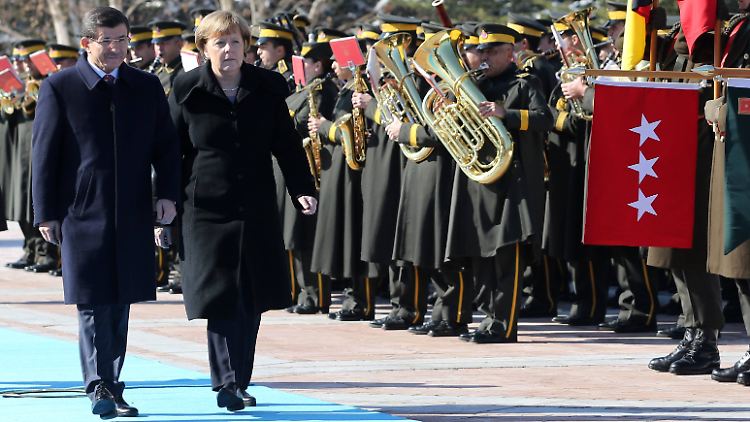 Nur gemeinsam können sie es schaffen: Merkel braucht die Türkei für ihre Flüchtlingspolitik. Die Türkei braucht die deutsche Unterstützung zur Bewältigung der humanitären Herausforderung. 