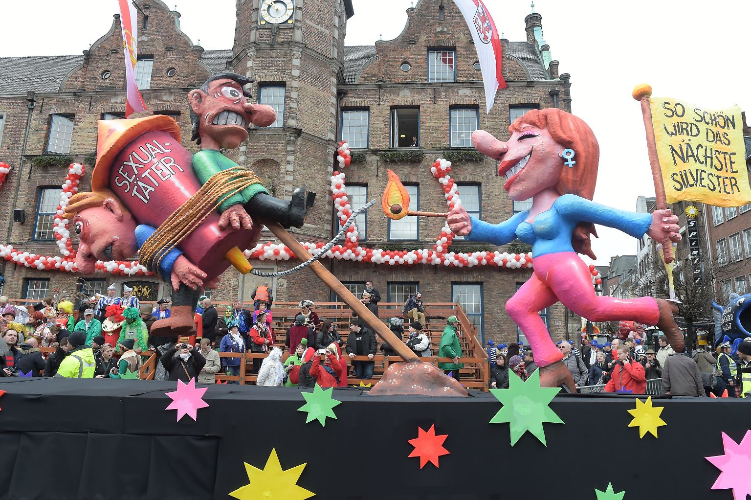 Zum Düsseldorfer Karneval gehört der Rosenmontagszug genau so unumstößlich ...