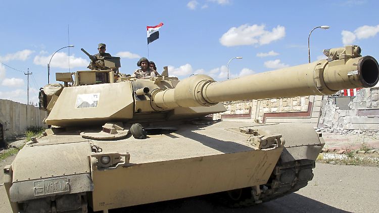 Gefährlicher Auftrag: Einheiten der regulären irakischen Streitkräfte in einem "Abrams"-Kampfpanzer aus den USA (Archivbild).
