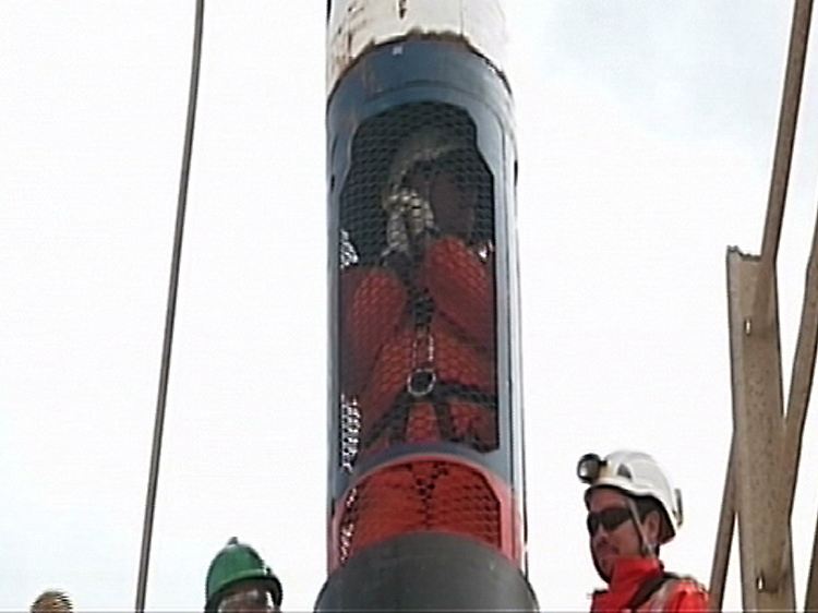 In dieser gerade mal schulterbreiten Kapsel werden die Kumpel an die Erdoberfläche gezogen.