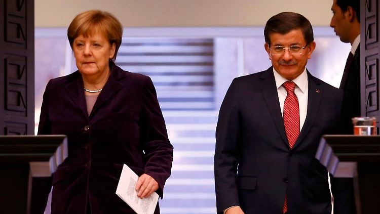 Der türkische Ministerpräsident Davutoğlu witzelt, dass er und Kanzlerin Merkel sich mittlerweile fast wöchentlich träfen.
