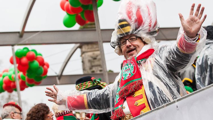 Zeitweise gab es sogar Sonnenschein, doch auch von Regen ließen sich die Karnevalisten in Köln nicht die Laune verderben.