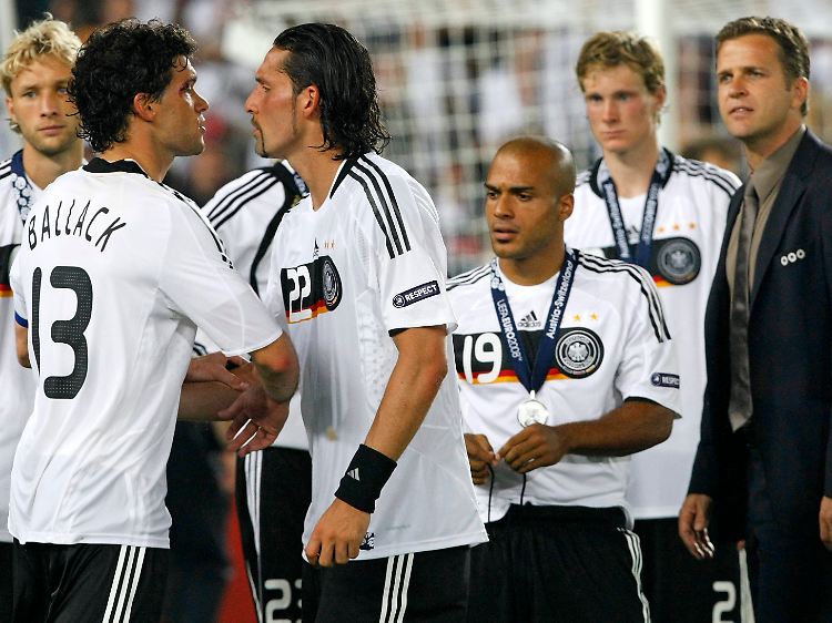 Praterstadion, 29. Juni 2008: Kevin Kuranyi stoppt Michael Ballack, der mit Oliver Bierhoff, ganz rechts, nicht einer Meinung ist.
