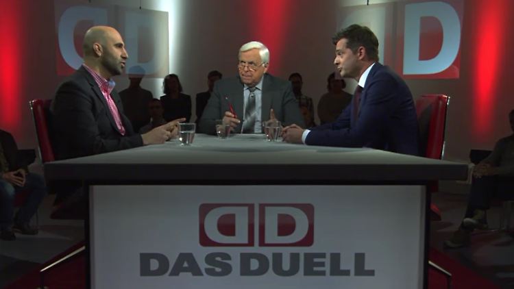 Mike Mohring (r.) und Ahmad Mansour (l.) mit "Das Duell"-Gastgeber Heiner Bremer.