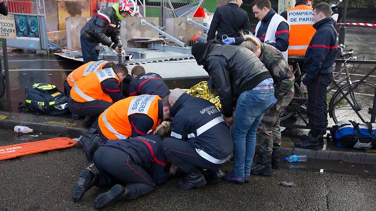 Erste Hilfe am Unfallort: Rettungskräfte bemühen sich in Paris um die beiden Schwerverletzen.