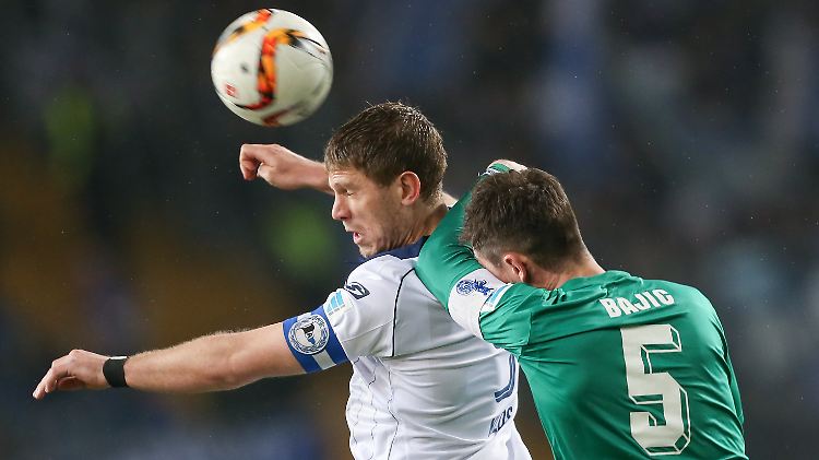 Duisburgs Branimir Bajic bedrängt den Bielefelder Torjäger Fabian Klos.