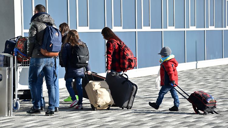 Abgelehnte Asylbewerber am Flughafen Kassel: Sie reisten freiwillig in die Heimat zurück.