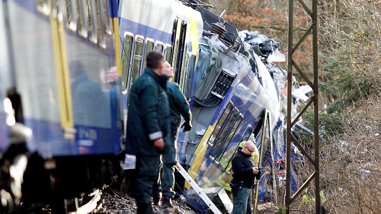 Mehrere Waggons der Züge kippten vom Gleis.