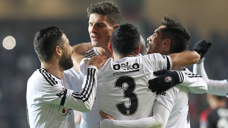 Zu mir, Ihr Lieben: Mario Gomez lässt sich feiern.