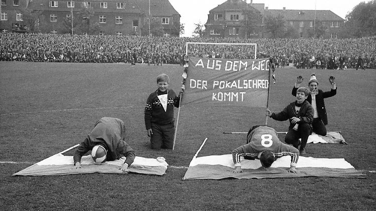 Davon träumt der Redelings: Bochumer Fans am 15. Mai 1968 im Stadion an der Castroper Straße vor dem Pokalhalbfinale gegen den FC Bayern.