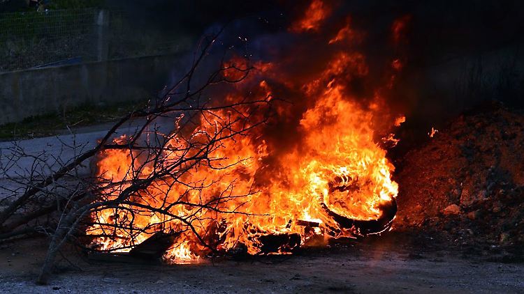 Direkt neben einer Polizeistation zündeten Protestierende einen Sprengsatz.