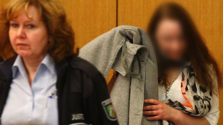 Die Mutter (r.) des zwölfjährigen Mädchens steht gemeinsam mit ihrem Mann vor Gericht: Die Anklage lautet auf gemeinschaftlichen Mord und schwere räuberische Erpressung mit Todesfolge.