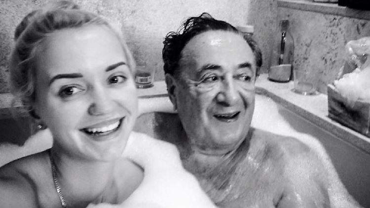 Wer würde da nicht gerne mitbaden? Cathy und Mörtel Lugner.