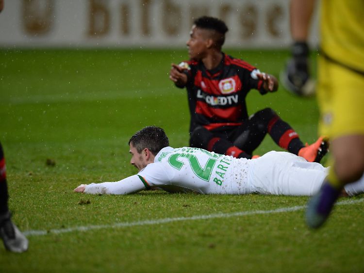 Doppelstrafe für Leverkusen: Wendell verursachte den Elfmeter vor dem 2:1 für Bremen und flog dafür auch noch vom Platz.