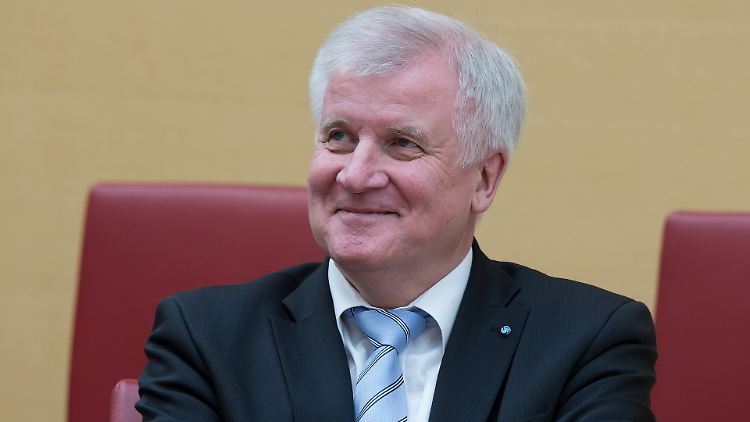 Horst Seehofer keilt ordentlich gegen Kanzlerin Angela Merkel.