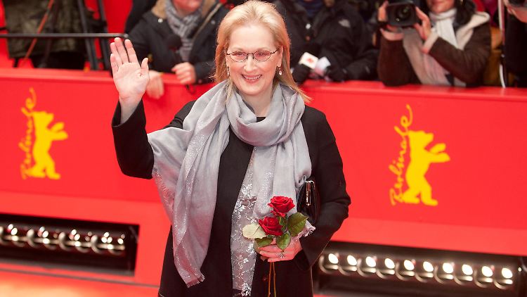 Meryl Streep bei der Berlinale 2012 mit dem "mittelteuren Blumenstrauß von der Tankstelle" von Dieter Kosslick.