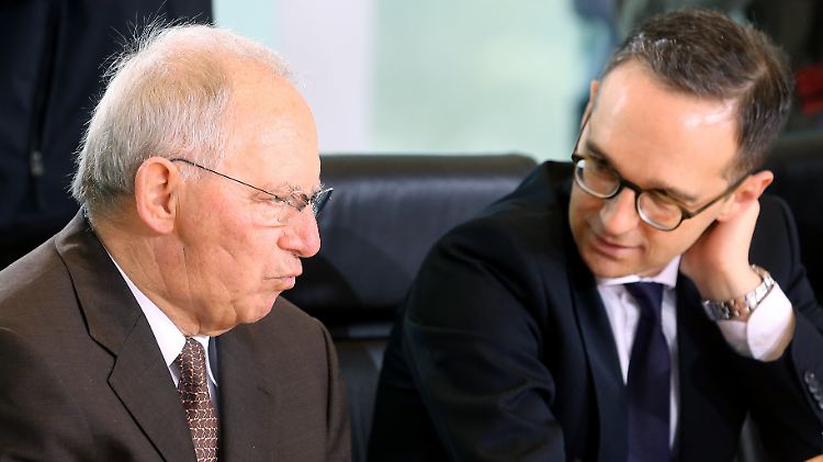 Heiko Maas (r.) gibt den Spielverderber: Er will die Bargeld-Pläne von Finanzminister Schäuble durchkreuzen. 