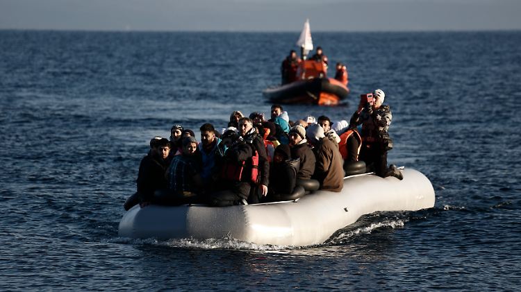 Flüchtlinge erreichen von der Türkei kommend die griechische Insel Lesbos.