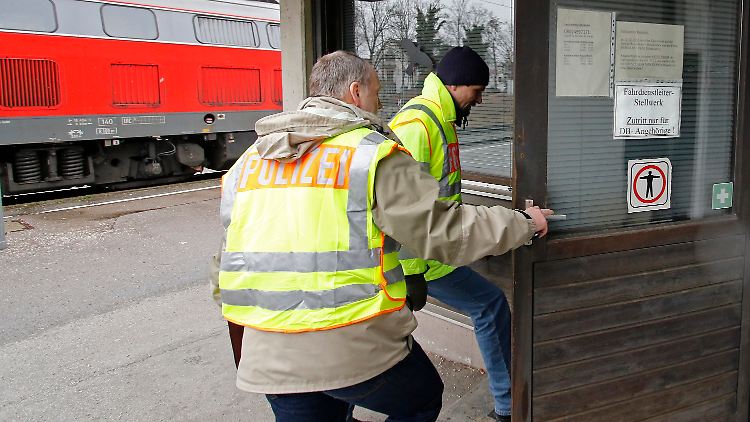 Polizisten durchsuchen am Bahnhof in Bad Aibling das Fahrdienstleiter-Stellwerk.