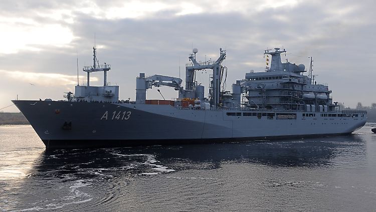 Der Einsatzgruppenversorger (EGV) "Bonn" führt den Marineverband an. Hier noch im Marinestützpunkt Wilhelmshaven.
