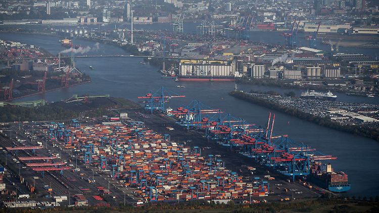 Containerabfertigung im Hamburger Hafen vor der Köhlbrandbrücke.