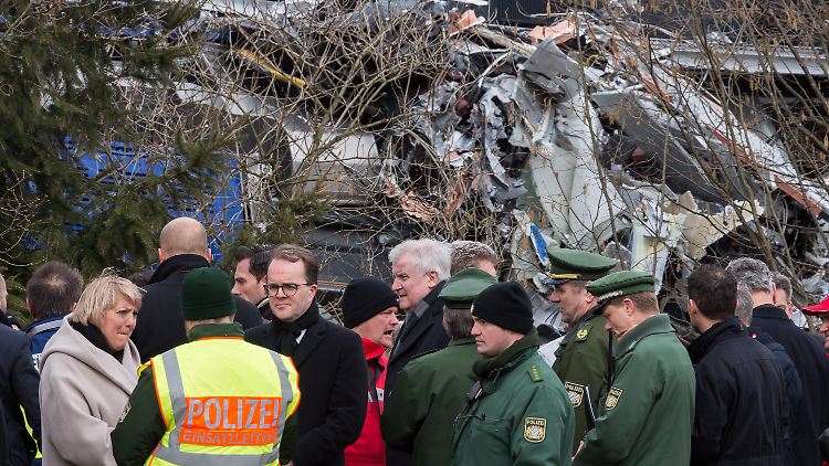 Seehofer an der Unglücksstelle. 