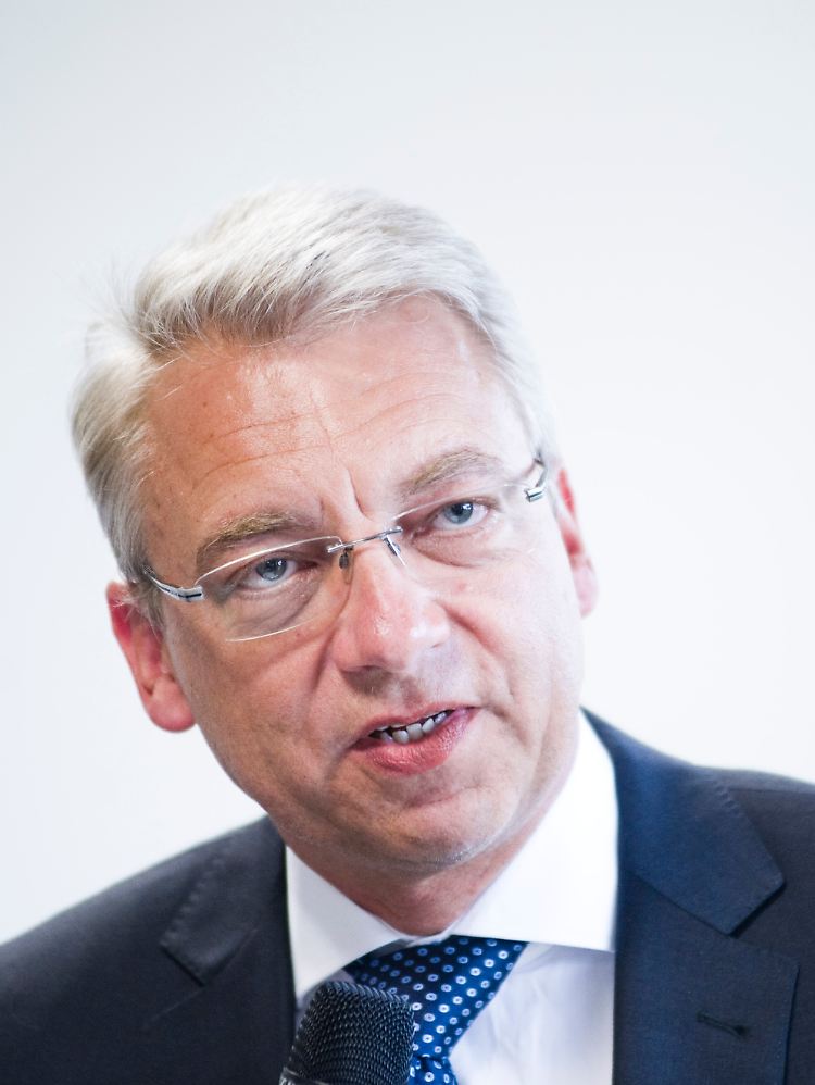 Klaus Nieding ist Vize-Präsident der Deutschen Schutzvereinigung für Wertpapierbesitz (DSW), die mit circa 30.000 Mitgliedern die meisten privaten Anleger in Deutschland vertritt.