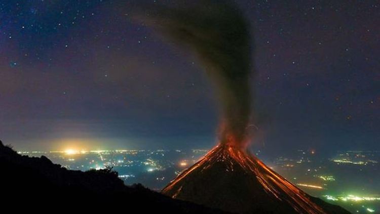 Der "Volcán de Fuego" spuckt wieder Feuer.