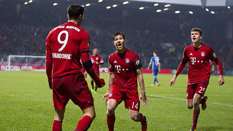 Robert Lewandowski brachte den FC Bayern mit dem 1:0 in Bochum auf Halbfinalkurs. Kurz vor Schluss besorgte er auch den 3:0-Endstand.