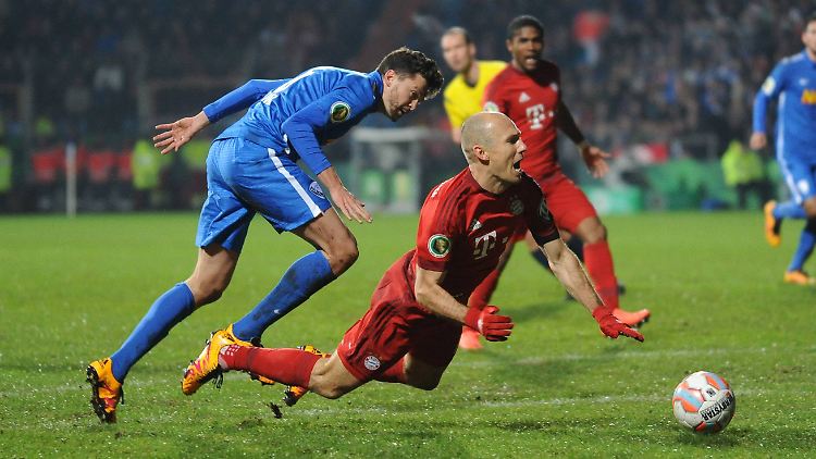Bitterer Moment für den VfL: Bayer-Stürmer Arjen Robben "geht liegen". Und es gibt Elfmeter und Rot gegen Bochum.