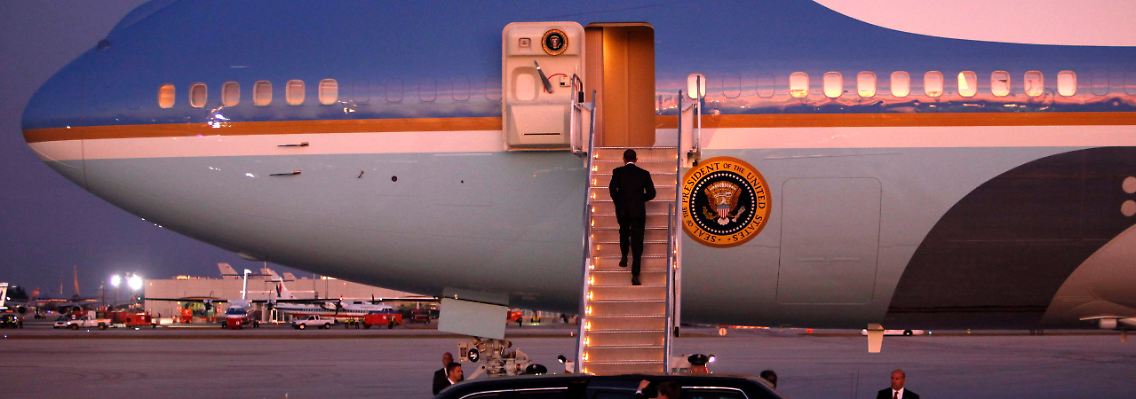 Einsame Momente der Macht: Präsident Obama am Montagabend, kurz vor dem Rückflug von Miami nach Washington.