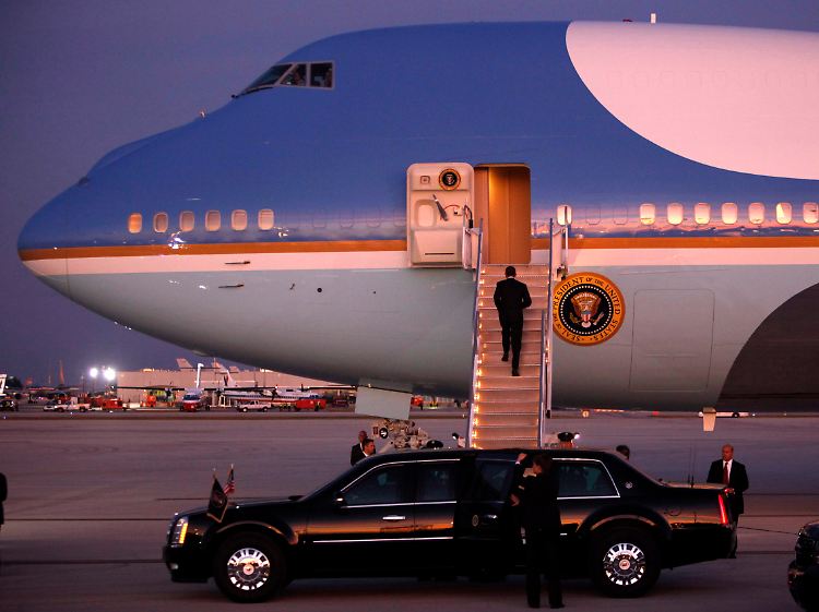 Einsame Momente der Macht: Präsident Obama am Montagabend, kurz vor dem Rückflug von Miami nach Washington.