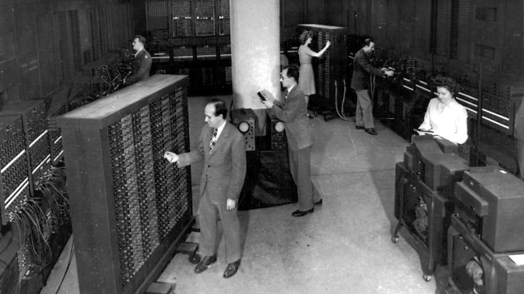 ENIAC steht für "Electronic Numerical Integrator And Computer".