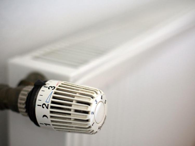 Verfügt ein Mietshaus über eine Gas-Zentralheizung, hat oft der Vermieter den Vertrag mit dem Versorger abgeschlossen. Doch Mieter können ihn von einem Anbieterwechsel überzeugen.