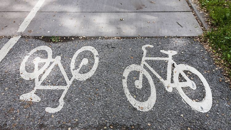 Eng und holprig: Oft ist das Fahren auf der Straße sicherer als auf dem Radweg. 