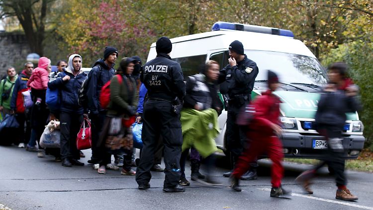 Konsequent wird an Deutschlands Grenzen nur in Ausnahmefällen kontrolliert. Im Spätsommer ließ Kanzlerin Merkel zudem bewusst Flüchtlinge einreisen, für die eigentlich andere EU-Staaten zuständig gewesen wären.