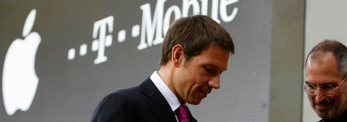 Rückblick ins Jahr 2007: Damals gab Telekom-Chef Rene Obermann an der Seite von Apple-Chef Steve Jobs (r.) den deutschen Verkaufspreis für das iPhone bekannt: Monopole war man bei der Telekom gewöhnt.