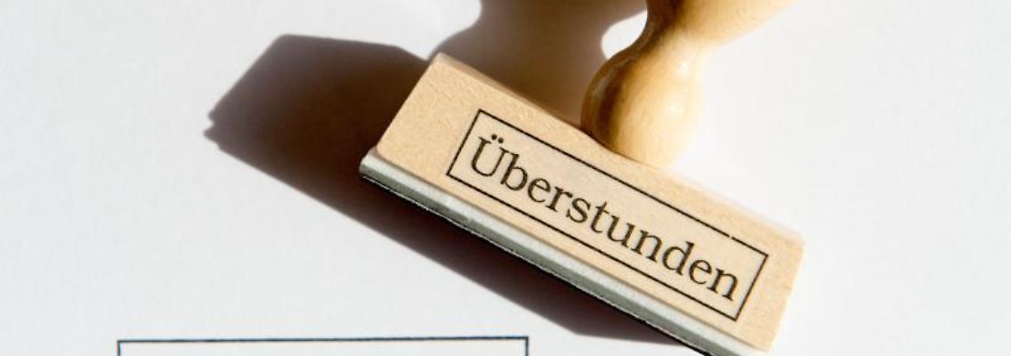 Mitarbeiter können Überstunden verweigern, wenn sie vertraglich nicht dazu verpflichtet sind. Eine Bestrafung durch den Arbeitgeber ist unzulässig.