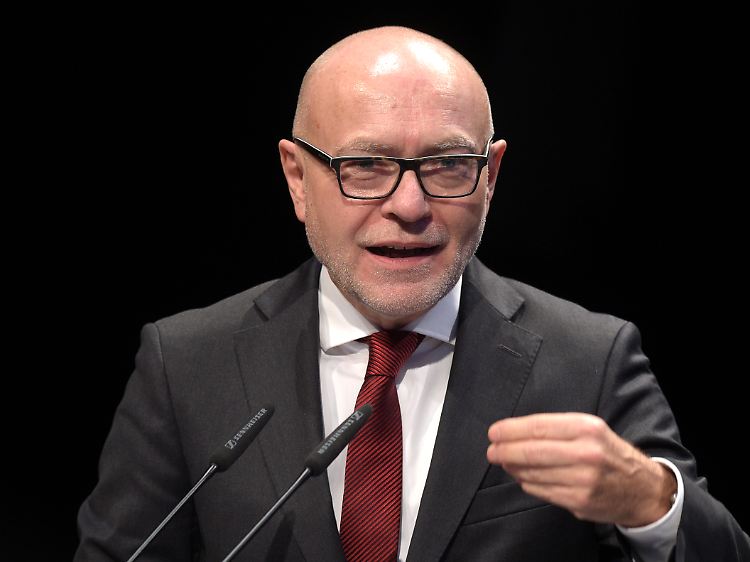 Der frühere Verfassungsrichter Di Fabio sagt: "Das Grundgesetz garantiert nicht den Schutz aller Menschen weltweit durch faktische oder rechtliche Einreiseerlaubnis."