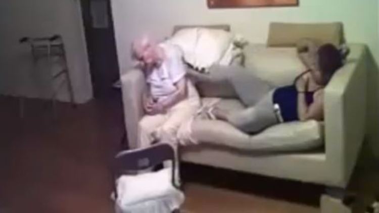 Screenshot aus dem Video: Die "Pflegerin" tritt nach der Seniorin.