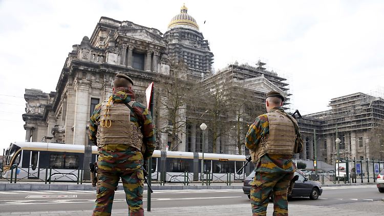 Polizisten und Soldaten sichern Brüssel. Solche Szenen schrecken viele Touristen ab.       
