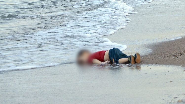 Der dreijährige Aylan aus Syrien liegt tot am Strand von Bodrum in der Türkei. Dieses Bild geht Anfang September 2015 um die Welt.