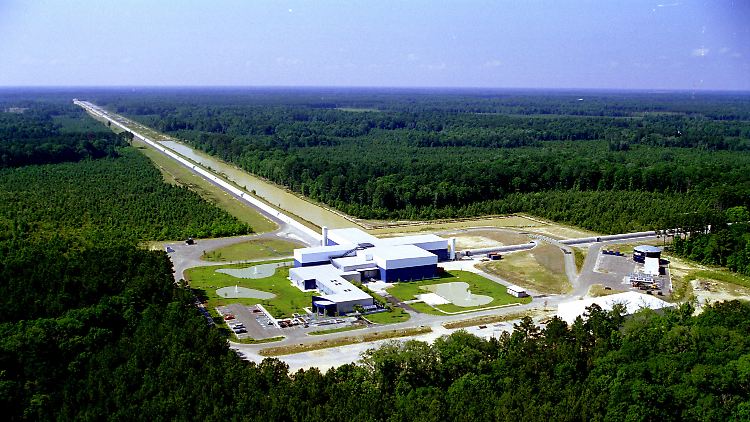 Gravitationsforschung mit riesigen Anlagen: Eines der beiden "Laser Interferometer Gravitational-wave Observatories" (LIGO) am Standort Livingston im US-Bundesstaat Louisiana.