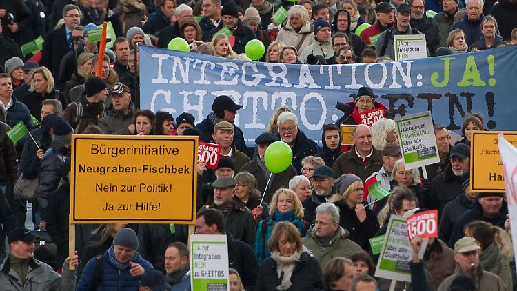 Die Organisatoren distanzierten sich von jedweder Fremdenfeindlichkeit - es ginge ihnen nur um die Art der Unterbringung, so die Organisatoren.  
