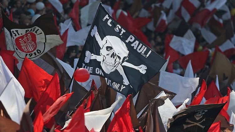 Den Fans vom FC St. Pauli ist das Spitzenteam aus Leipzig ein Dorn im Auge.
